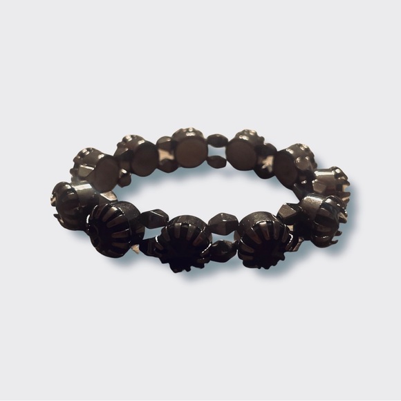 Jewelry - Black bracelet Super cute! NWOT!  🌺🔥 This bracelet is extremely easy to put on